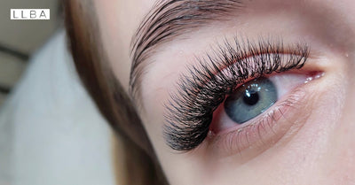 So gelingt ein Hybrid-Wimpern-Set mit C-Curl