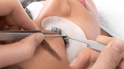 Die 5 besten Tipps zum Entfernen von Wimpernverlängerungen für Lash Techs 