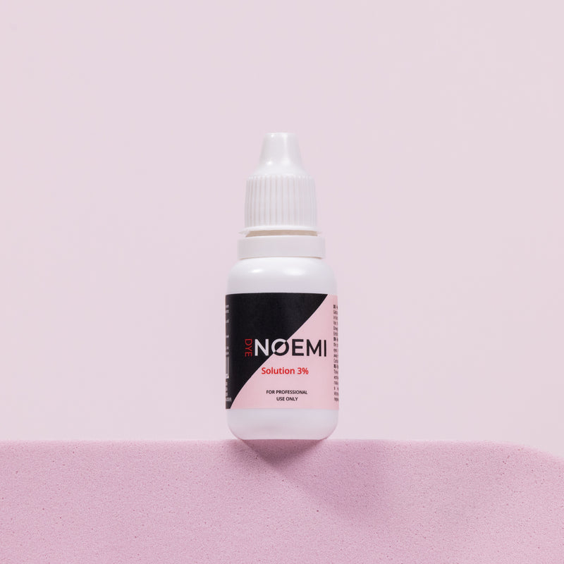 Noemi Solution 3% Bottle Over Pink Background