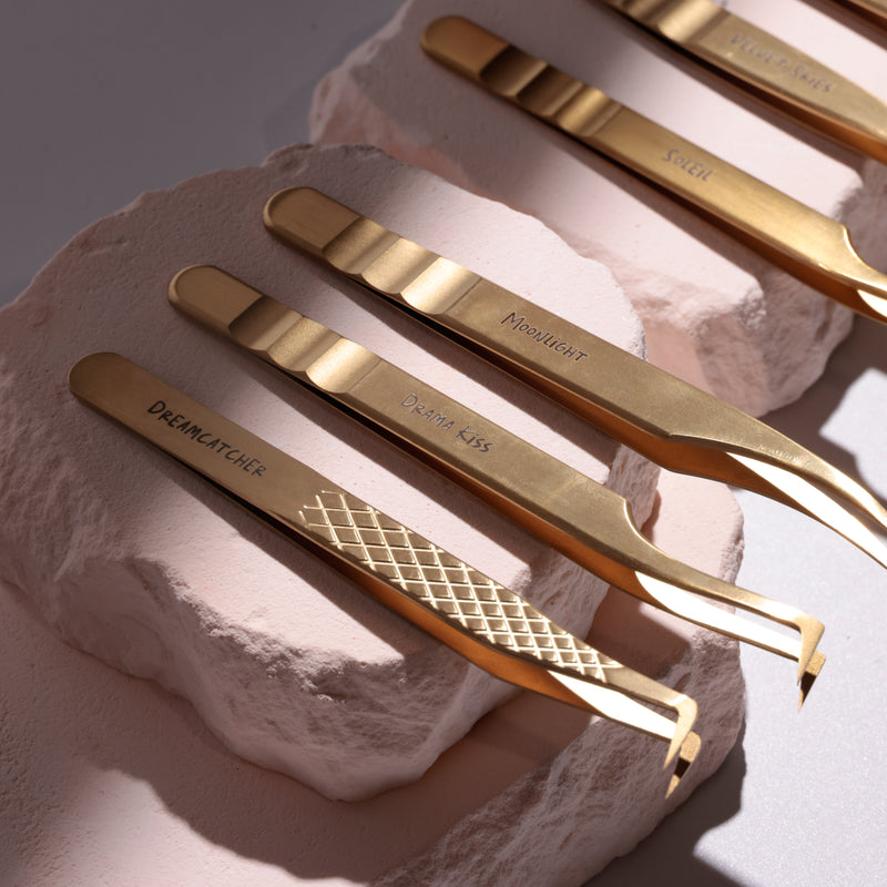 Drama Kiss 90° L-Shaped Tweezer – All-in-One Lash Tool | Curacoro