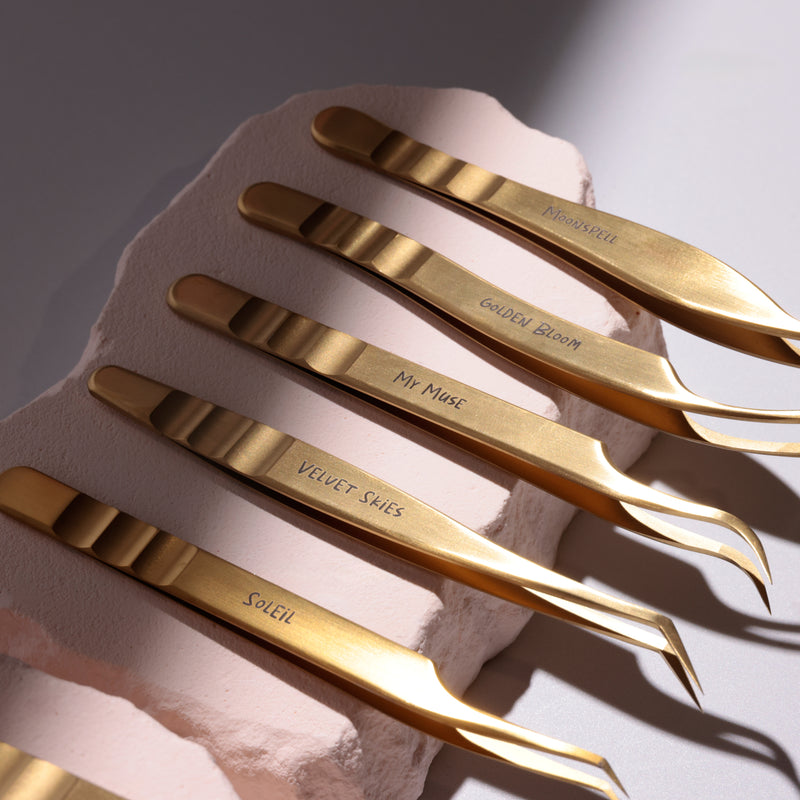 Drama Kiss 90° L-Shaped Tweezer – All-in-One Lash Tool | Curacoro