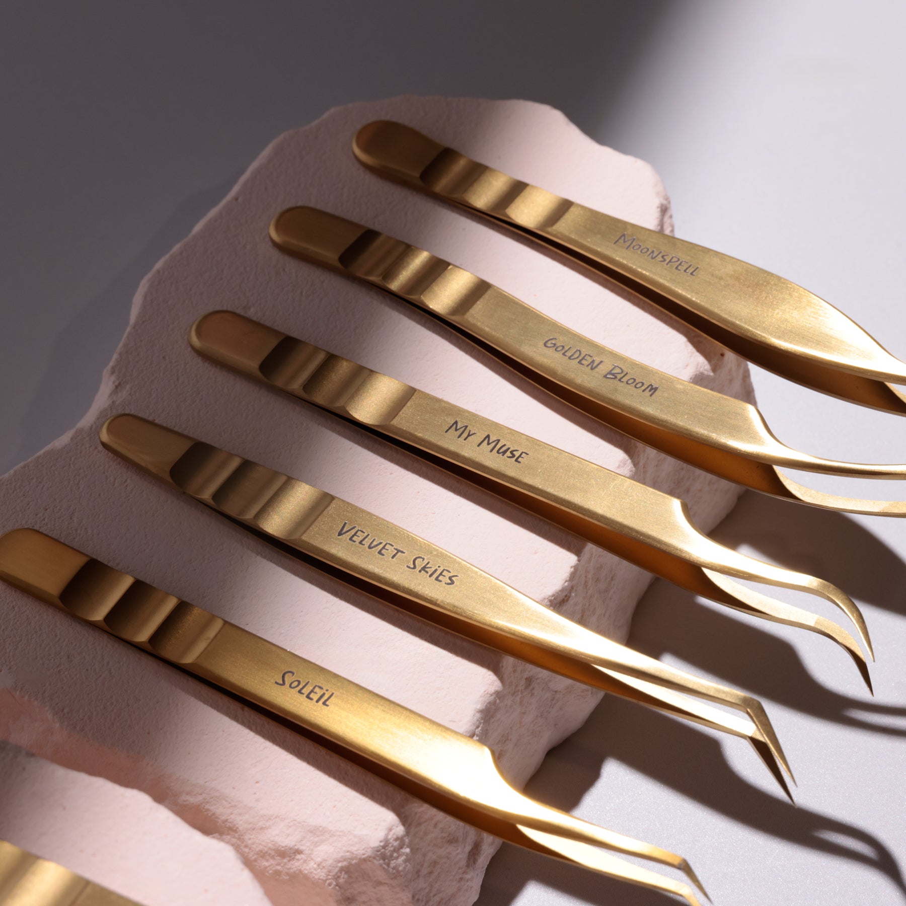 Soleil 50° Short Tip Tweezer – Firm Lash Control | Curacoro