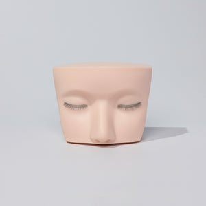Mannequin head with multi layered lashes