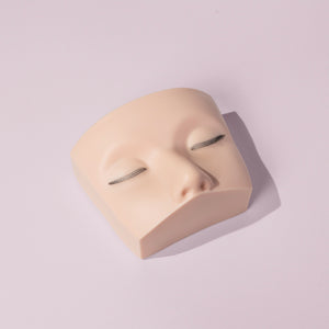 Mannequin head with multi layered lashes