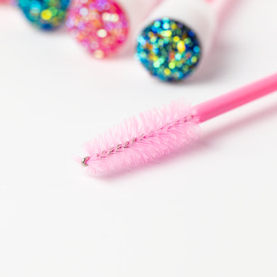 Bubble Gum brush wand for eyelash extensions with tip close up.