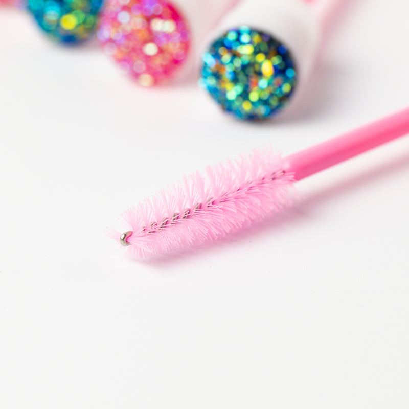 Bubble Gum brush wand for eyelash extensions with tip close up.